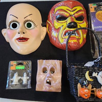 Sale Photo Thumbnail #381: Retro Halloween Mask Basket Tie Lot

Will receive all items pictured as is