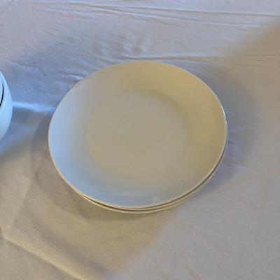 Sale Photo Thumbnail #419: White Dinnerware 10 Pieces