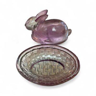 Sale Photo Thumbnail #424: Vintage L.E. Smith Pink Glass Bunny Rabbit on Nest Candy Dish
Approximately 5"Wide