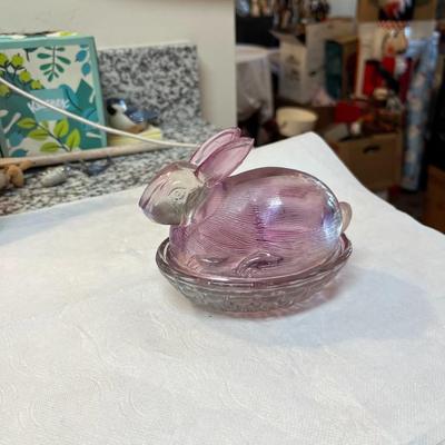 Sale Photo Thumbnail #426: Vintage L.E. Smith Pink Glass Bunny Rabbit on Nest Candy Dish
Approximately 5"Wide