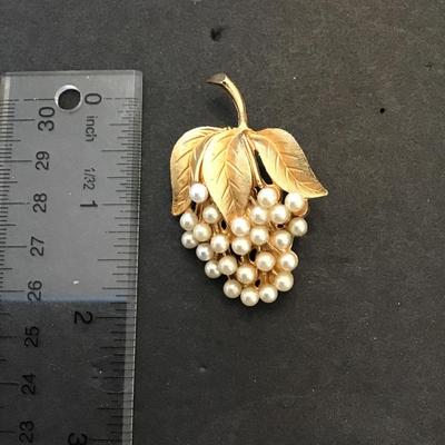 Sale Photo Thumbnail #108: Very nice vintage goldtone, grape cluster brooch. Please see attached photos.