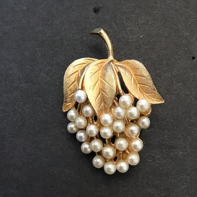 Sale Photo Thumbnail #107: Very nice vintage goldtone, grape cluster brooch. Please see attached photos.