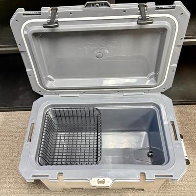 Sale Photo Thumbnail #508: Injection Mold Construction with UV Inhibitors, Cool Riser Technology®, Ultratherm® Insulated Lid and Body, Non-slip, Comfort Grip Steel Braided Cable Handles, Rubberized Lid T-latches.
Some light scratches on the top of the lid, but otherwise in like-n