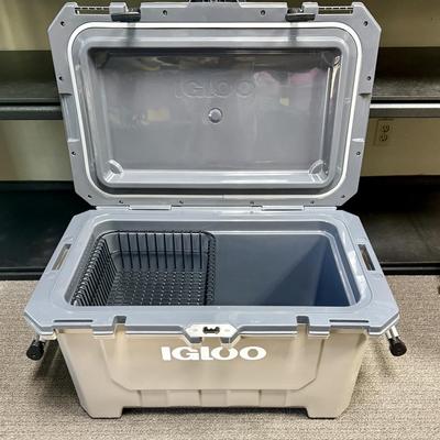 Sale Photo Thumbnail #507: Injection Mold Construction with UV Inhibitors, Cool Riser Technology®, Ultratherm® Insulated Lid and Body, Non-slip, Comfort Grip Steel Braided Cable Handles, Rubberized Lid T-latches.
Some light scratches on the top of the lid, but otherwise in like-n