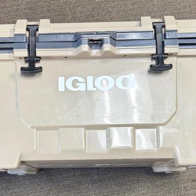 Sale Photo Thumbnail #516: Injection Mold Construction with UV Inhibitors, Cool Riser Technology®, Ultratherm® Insulated Lid and Body, Non-slip, Comfort Grip Steel Braided Cable Handles, Rubberized Lid T-latches.
Some light scratches on the top of the lid, but otherwise in like-n