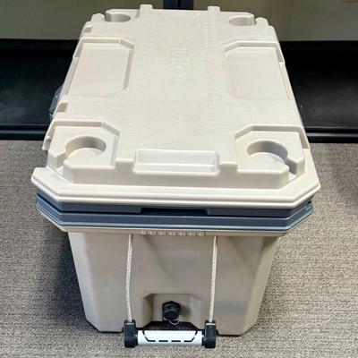 Sale Photo Thumbnail #510: Injection Mold Construction with UV Inhibitors, Cool Riser Technology®, Ultratherm® Insulated Lid and Body, Non-slip, Comfort Grip Steel Braided Cable Handles, Rubberized Lid T-latches.
Some light scratches on the top of the lid, but otherwise in like-n