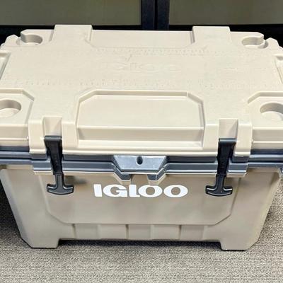Sale Photo Thumbnail #509: Injection Mold Construction with UV Inhibitors, Cool Riser Technology®, Ultratherm® Insulated Lid and Body, Non-slip, Comfort Grip Steel Braided Cable Handles, Rubberized Lid T-latches.
Some light scratches on the top of the lid, but otherwise in like-n