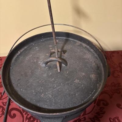 Cast Iron Camp Dutch Oven