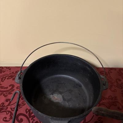 Cast Iron Camp Dutch Oven