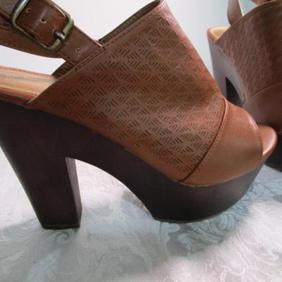 Sale Photo Thumbnail #331: Tan sandals are Report size 7-1/2, black sandals are size 8