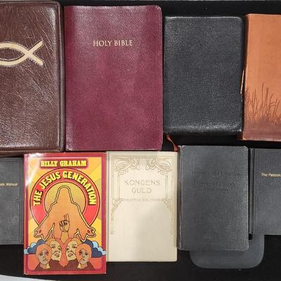 Sale Photo Thumbnail #417: Retro Catholic/ Christian Holy Bible Kongens Guld
Passion Week Manual
and more!

Will receive all items pictured as is.