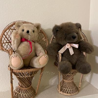 Teddies on wicker chairs