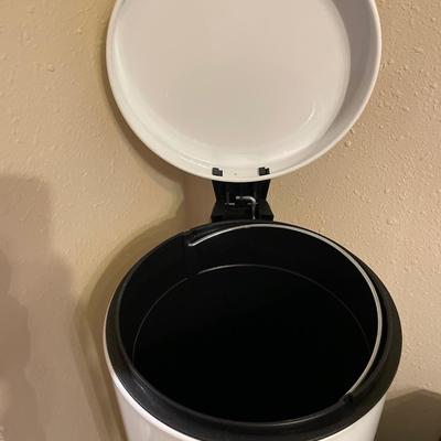 24” t foot pedal garbage can