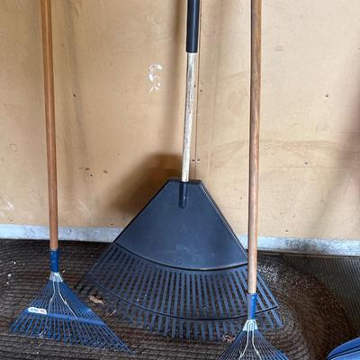 4 lawn rakes