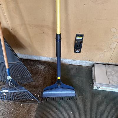 4 lawn rakes