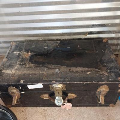Metal trunk with tray