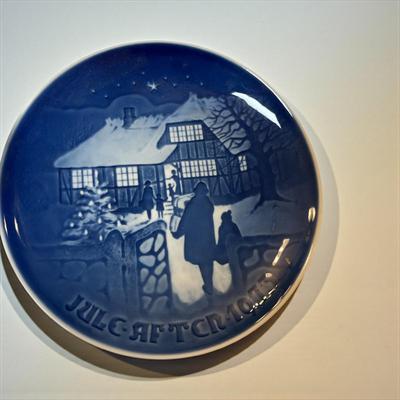 Sale Photo Thumbnail #735: Bing & Grondahl Christmas Plate "Country Christmas by Henry Thelander 1973