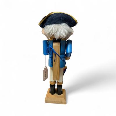 Sale Photo Thumbnail #892: Drummer Nutcracker    Missing one drum stick
Approximately 14"