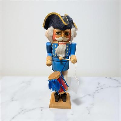 Sale Photo Thumbnail #893: Drummer Nutcracker    Missing one drum stick
Approximately 14"