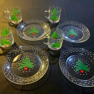 Sale Photo Thumbnail #355: 1988 Dayton Christmas Tree Glassware Made in France | 8" Plate & Mug Set

12 Mugs, Over 18 Snack Plates, and 1 Serving Dish

Highly sought after especially in this large of a set