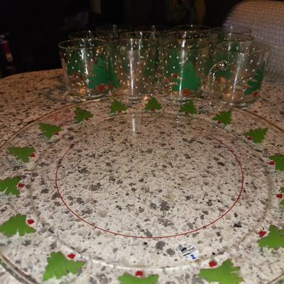 Sale Photo Thumbnail #353: 1988 Dayton Christmas Tree Glassware Made in France | 8" Plate & Mug Set

12 Mugs, Over 18 Snack Plates, and 1 Serving Dish

Highly sought after especially in this large of a set