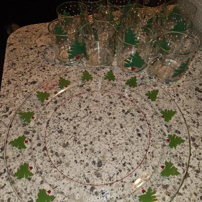 Sale Photo Thumbnail #352: 1988 Dayton Christmas Tree Glassware Made in France | 8" Plate & Mug Set

12 Mugs, Over 18 Snack Plates, and 1 Serving Dish

Highly sought after especially in this large of a set