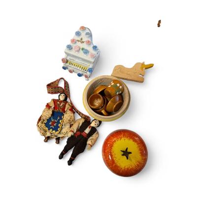 Sale Photo Thumbnail #1197: A Lot of Small Toys, Puzzles and More