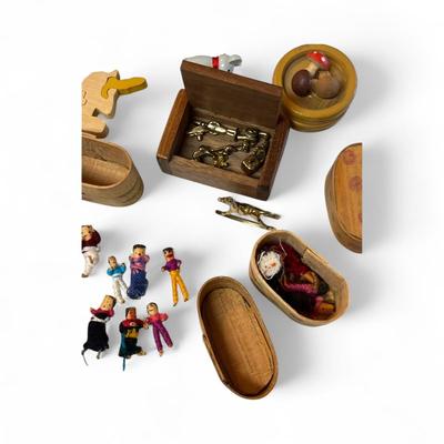 Sale Photo Thumbnail #1198: A Lot of Small Toys, Puzzles and More