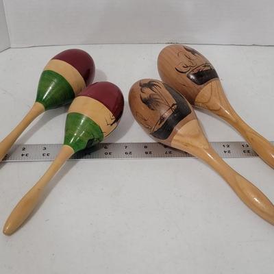2 pair of Maracas