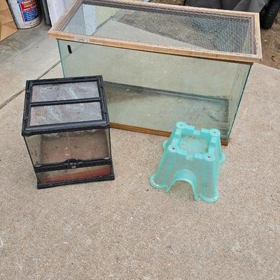 Reptile or rodent glass aquarium and screen lid with small house & terrarium