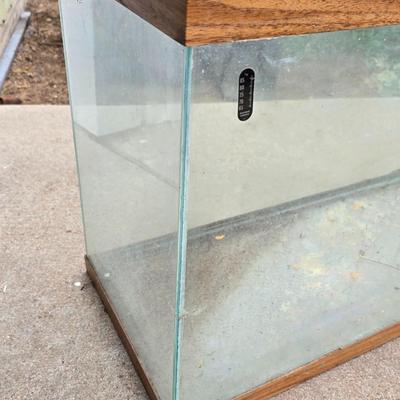 Reptile or rodent glass aquarium and screen lid with small house & terrarium