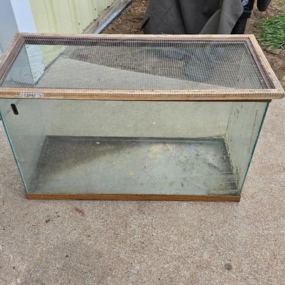 Reptile or rodent glass aquarium and screen lid with small house & terrarium