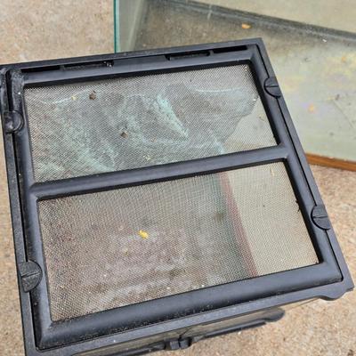 Reptile or rodent glass aquarium and screen lid with small house & terrarium
