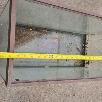 Reptile or rodent glass aquarium and screen lid with small house & terrarium