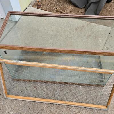 Reptile or rodent glass aquarium and screen lid with small house & terrarium