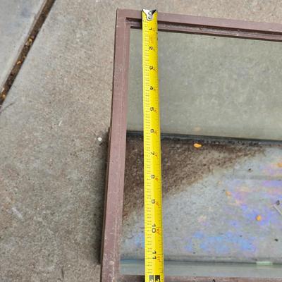 Reptile or rodent glass aquarium and screen lid with small house & terrarium