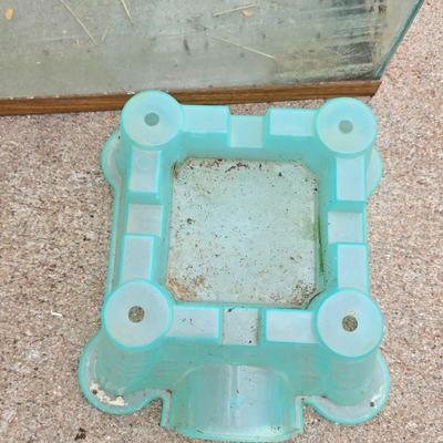 Reptile or rodent glass aquarium and screen lid with small house & terrarium