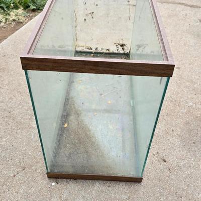 Reptile or rodent glass aquarium and screen lid with small house & terrarium