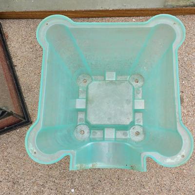 Reptile or rodent glass aquarium and screen lid with small house & terrarium