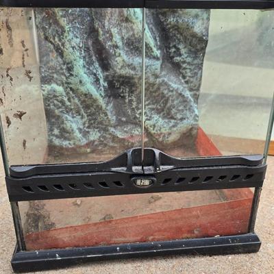 Reptile or rodent glass aquarium and screen lid with small house & terrarium