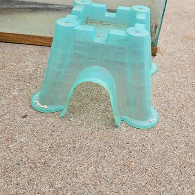 Reptile or rodent glass aquarium and screen lid with small house & terrarium