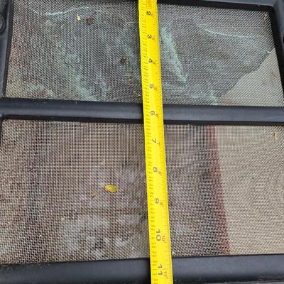 Reptile or rodent glass aquarium and screen lid with small house & terrarium