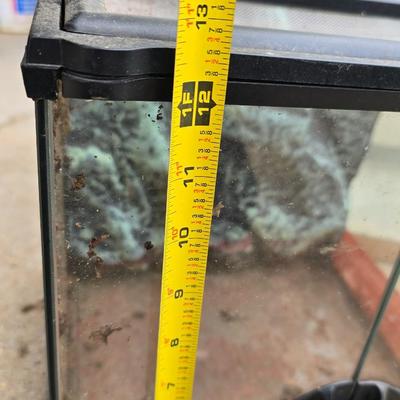 Reptile or rodent glass aquarium and screen lid with small house & terrarium