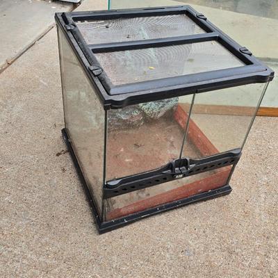 Reptile or rodent glass aquarium and screen lid with small house & terrarium