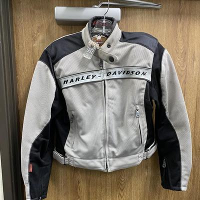 Sale Photo Thumbnail #235: Reflective Stripe, Snap Neckline Closure,
Skid pads (shoulders and elbows)
black and grey 
Size M - runs small - womens
very good condition
Retail $80