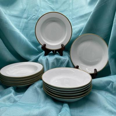 Sale Photo Thumbnail #266: 7 soup bowls, 7.5 inch diameter
6 coupe soup bowls, 7.5 inch diameter 
Very good condition
Retail $360.00
