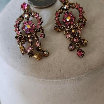 Sale Photo Thumbnail #271: the set is completed with a matching set of pierced earrings.

Fun to wear, anywhere