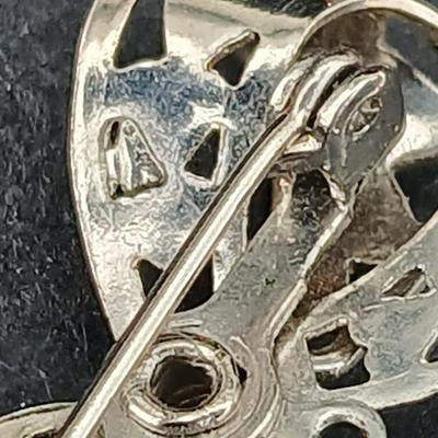 Watch it stretch band women's watch with two brooch pins - Silver toned brooch and bow brooch