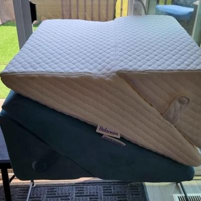 2 Medical Pillows
