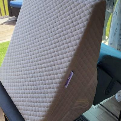2 Medical Pillows